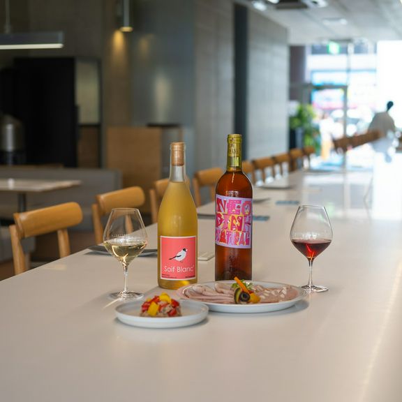 自慢の長いカウンター席