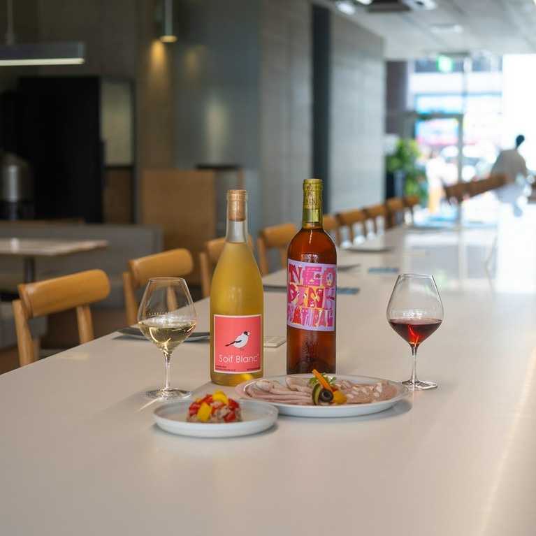 自慢の長いカウンター席