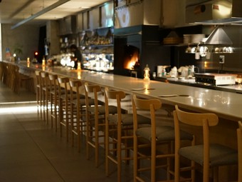 開放感あふれる店内に設置された、20mの迫力あるカウンター席
