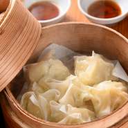 石井氏の父である先代の大将が3年がかりで開発した逸品。中の具材には魚のすり身だけが使われており、まろやかな優しい味わいが特徴です。焼売の概念を覆してくれる、お店自慢の料理です。