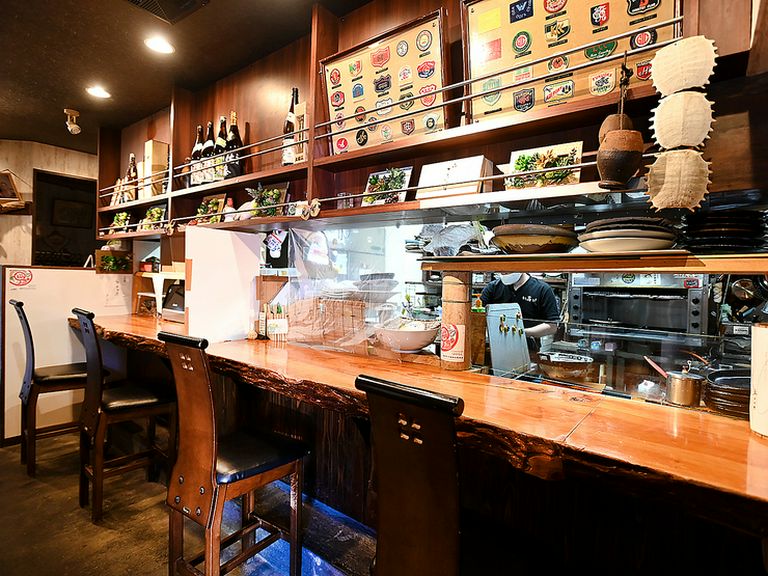 カウンター席に腰かけ、大将の手捌きを眺めるのも乙なもの