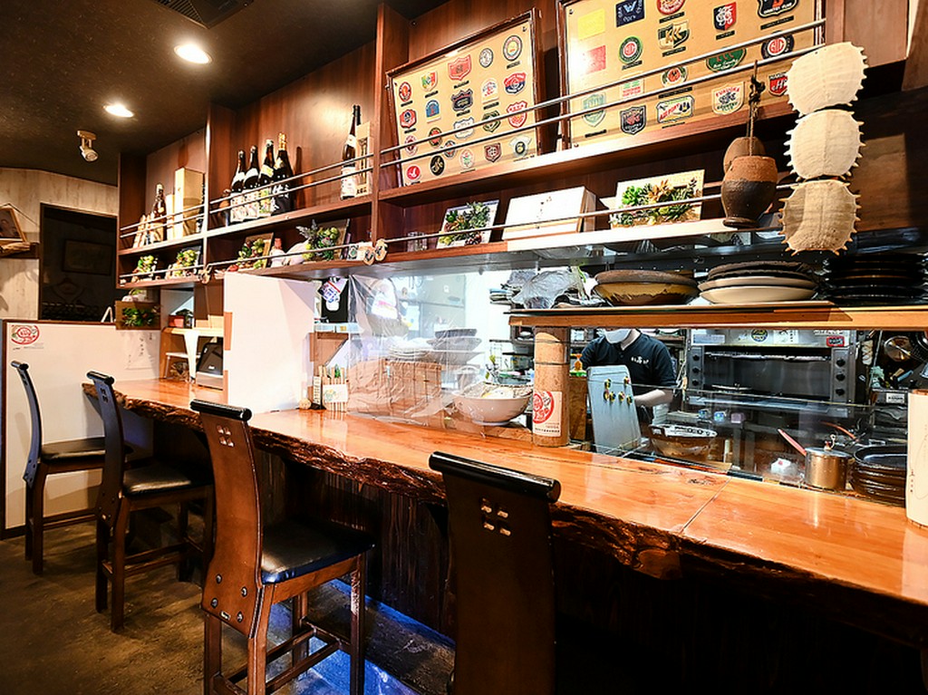 カウンター席に腰かけ、大将の手捌きを眺めるのも乙なもの