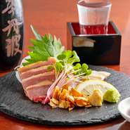 新鮮な「さつま知覧どり」を炭火で炙っており、ニンニク、わさび、生姜と一緒に九州・薩摩の甘口醤油をつけていただきます。炭火で炙っているため香りが強く、歯ごたえもしっかり。若い方を中心に人気の逸品です。