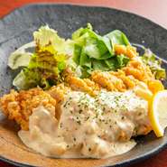 ボリュームのあるチキン南蛮に、手づくりのタルタルソースがたっぷりとかけられています。酸味を抑え甘みが強いタルタルソースで、お子様でも食べやすく、女性のゲストからも大好評の一皿です。