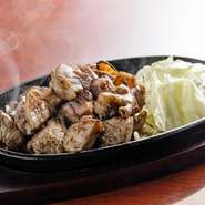 一口ほおばると口の中いっぱいに炭の香りが広がり、しっかりした歯ごたえも感じられます。瀬戸内の藻塩を使用しており、塩の旨みと肉の味とのバランスも絶妙です。お好みで九州産の柚子胡椒をつけて召し上がれ。