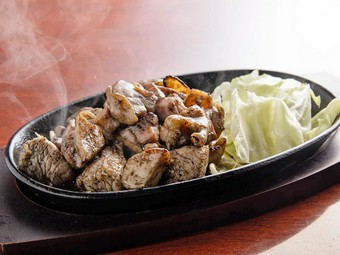 瀬戸内の藻塩や九州産の柚子胡椒にもこだわった『知覧鳥黒やき』