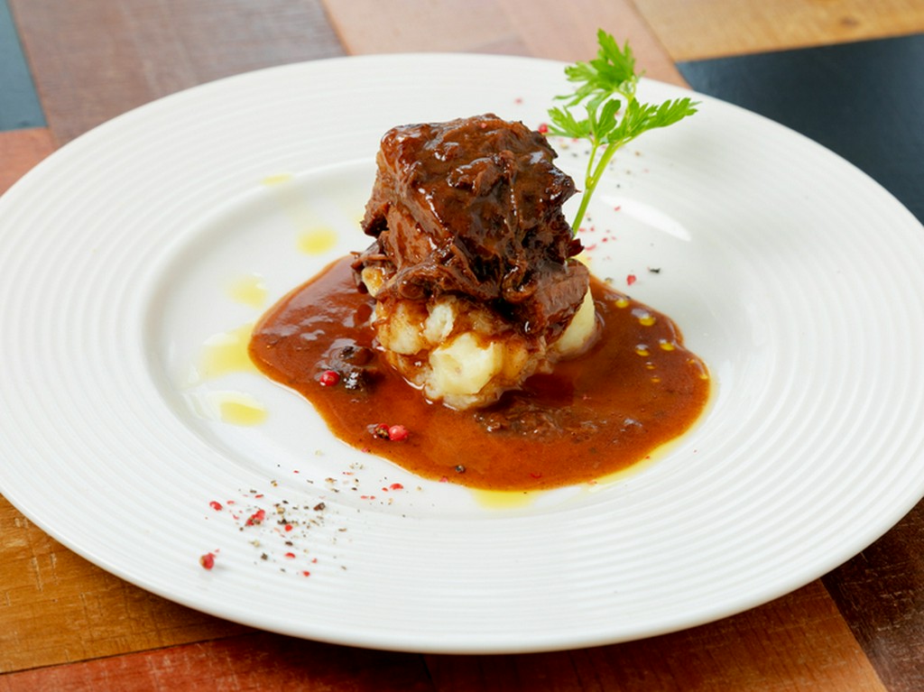 誰でも食べやすくてちょっと贅沢な大人の味『牛バラ肉の赤ワイン煮』