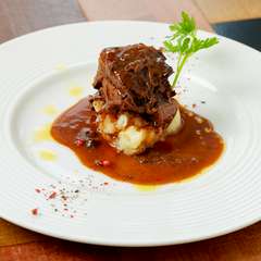 誰でも食べやすくてちょっと贅沢な大人の味『牛バラ肉の赤ワイン煮』