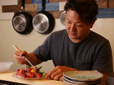 ヒトサラ限定のメッセージプレート付き肉ケーキのコースも
