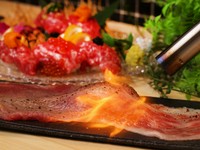巨大な1枚肉を目の前で炙って仕上げてくれる『豪快炙り寿司』