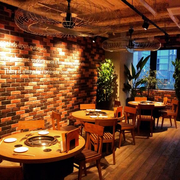 木目とレンガが温かみを演出する店内