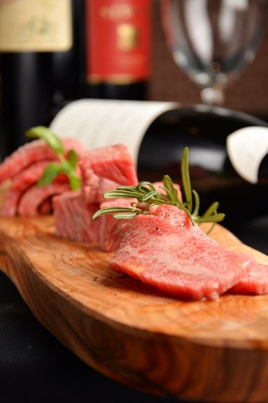 今宵のオススメを気軽に食べ比べ『黒毛和牛3種盛り合わせ』