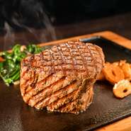 料理の主役となるのは、A5等級以上の黒毛和牛。美しいサシが入った桜色の肉が最もおいしいタイミングで提供されます。海鮮は、地元の三河湾で水揚げされたものを中心に厳選。季節の旬野菜も料理に華を添えます。

