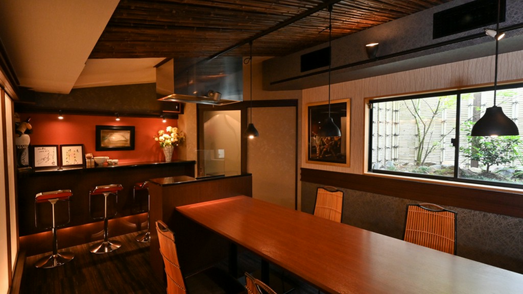 美食を囲み会話が弾む、大切なビジネスシーンに最適