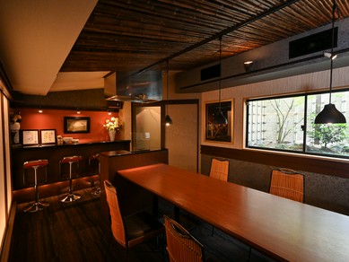 美食を囲み会話が弾む、大切なビジネスシーンに最適