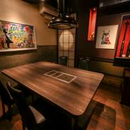 人数に応じて利用できる個室を5部屋完備。プライベートな時間をゆっくりと過ごすことができます。窓から坪庭が望める部屋もあり、和の趣を感じる洗練された設えが評判。会食はもちろん、家族連れも歓迎だそうです。