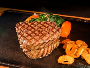 【sakai】の顔。たくさんのゲストに愛されている『ステーキ』