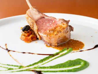 経験豊富なシェフが織り成す逸品の数々を、コースやアラカルトで。ある日のコース内の一品『お肉料理』