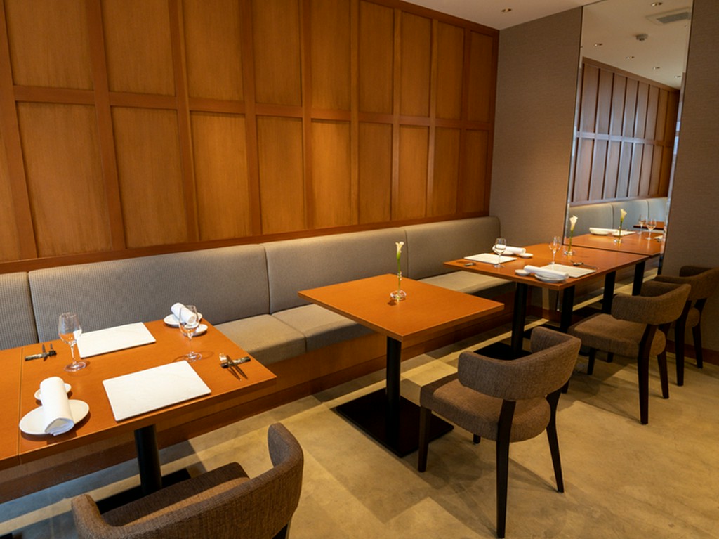 ソファーを設けたテーブル席はゆったりとしたスペース