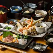 車海老3本に魚5種、野菜7種の天ぷらがメインですが、車海老と魚、野菜を1種類ずつ減らして刺身に変更することもできます。地元の豆腐店から仕入れる豆乳で作る自家製豆腐や小鉢もセットです。