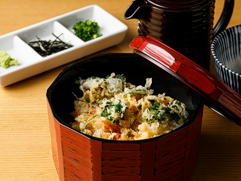 コースの締めは、なんと6度も味変が楽しめる『かき揚げまぶし』