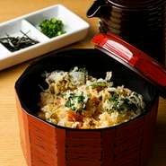 『天ぷらコース-松-』の締めは、薬味や天丼のタレ、だしなどで6回の味変が楽しめる「なごやめし博覧会 」グランプリ受賞の『かき揚げまぶし』がオススメ。または、かき揚げと赤だし、ご飯のセットも選べます。