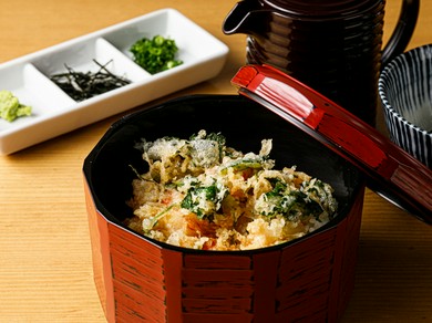 コースの締めは、なんと6度も味変が楽しめる『かき揚げまぶし』