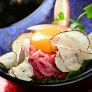 当店自慢の黒毛和牛のトリュフユッケ！！
贅沢にふんだんにトリュフをおかけいたします。