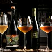 オレンジワイン、スパークリングオレンジワイン全12種類。オレンジワインは白ワインを赤ワインを作る方法で作る。飲み始めは赤ワインのようなタンニンっぽさを感じ、喉越し・後味は白ワインのようなスッキリさがある