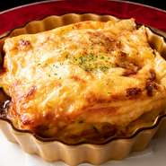 国産赤鶏はとってもジューシー。フォアグラとの相性もGood！　包みを開けた瞬間の香りがたまりません。