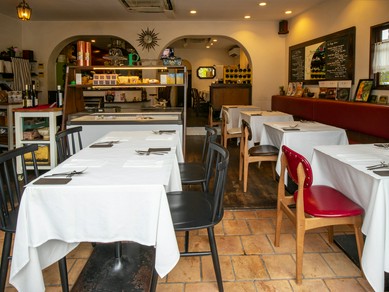 パリのビストロのような、雰囲気ある店内