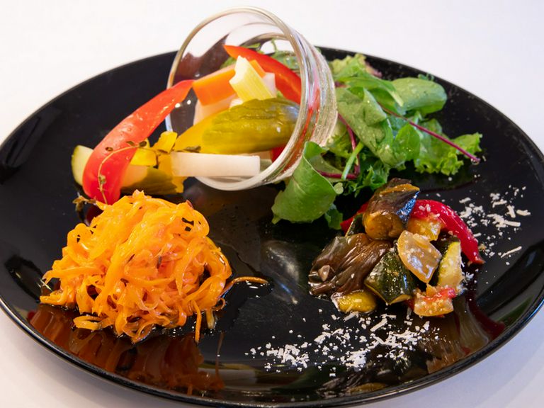 人気の前菜3種が揃った『ラタトゥイユ ニンジンのラぺ ピクルスの盛り合わせ』