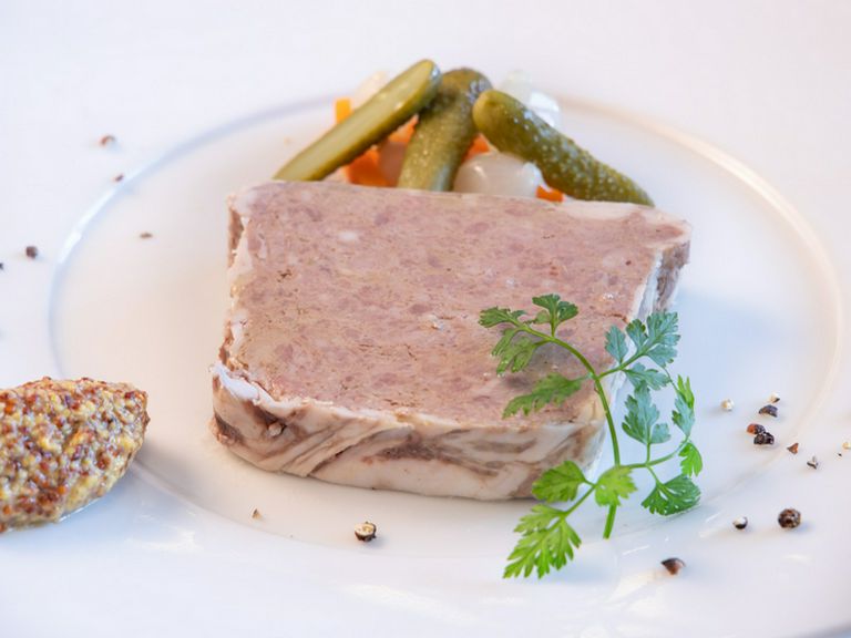 フォアグラとレバーの濃厚な味わいが堪能できる『パテ・ド・カンパーニュ』は、ワインと好相性