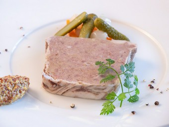 フォアグラとレバーの濃厚な味わいが堪能できる『パテ・ド・カンパーニュ』は、ワインと好相性