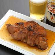 4時間コトコト煮込んだ豚足は、身がトロトロ。表面は香ばしく焼き上げているのでパリッとしています。ポン酢と一味をつけてどうぞ。コラーゲンたっぷり＆サッパリといただけるので、女性にも人気の一品です。