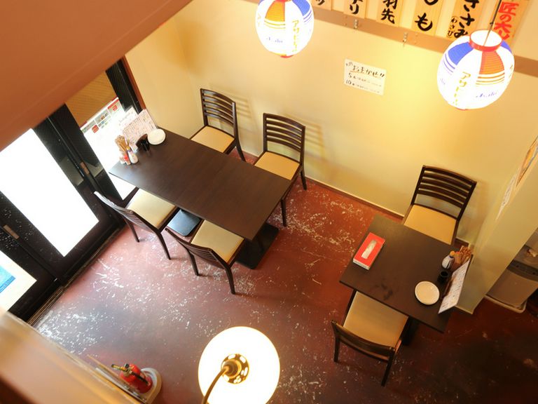 吹き抜けの店内が開放的でおしゃれな雰囲気