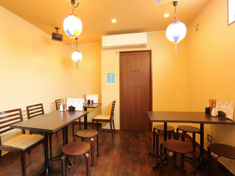 隣席との距離もゆったりのテーブル席