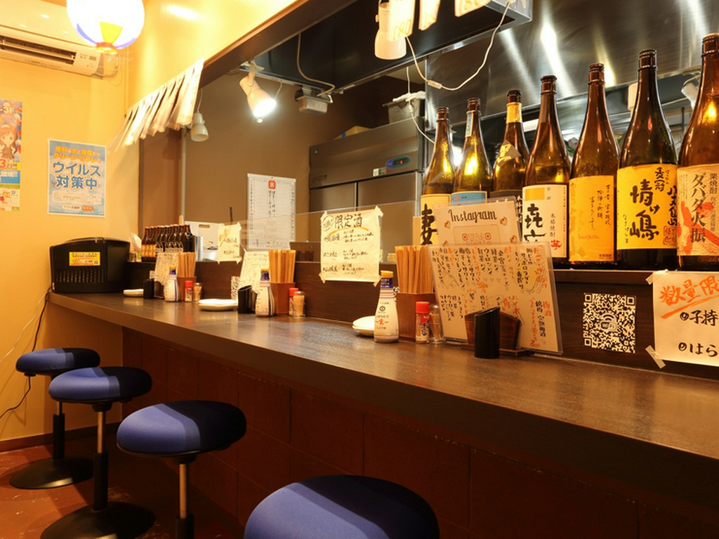 カウンター席は隣との間隔も十分。ゆったり座れます