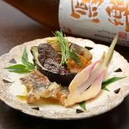 くり抜いた丸茄子に鮎と牛肉を入れ、赤白2種類の味噌で焼き上げた田楽。鮎の骨の部分も骨せんべいにしていただきます。夏を感じるつばめしょうがを添えて。