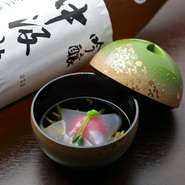 湯むきしたトマトの中に海老のすり身を入れて蒸し揚げ、ジュンサイと食用菊を敷き、青ゆずでさっぱりと仕上げた澄まし仕立て。涼しげなくず鏡が、夏の味わいを引き立てます。