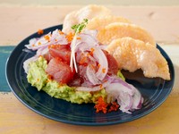 マグロとアボカドのポキ