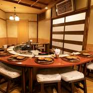 カウンター席からは天ぷら鍋の中がよく見えます。油の香ばしさやシュワシュワと油温が上がる音、パチパチと油がはじける音、ネタを入れた時のジュワーッという音など、食する前にも五感で天ぷらが味わえます。