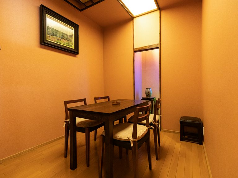 ソーシャルディスタンスを取ってのご案内、換気・除菌対策