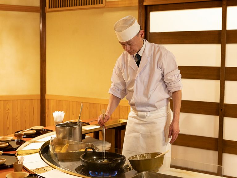 天ぷらに集中し、真心こめて揚げています