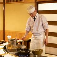 天ぷらに集中し、真心こめて揚げています