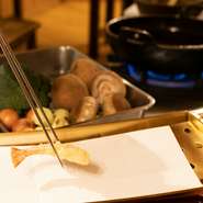 カウンター席からは天ぷら鍋の中がよく見えます。芳しい香りや、シュワシュワと油温が上がる音、パチパチと油がはじける音、ネタを入れた時のジュワーッという音など、食す前にも五感で香ばしさを味わえます。