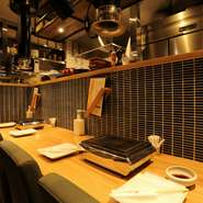 のんびりと焼肉を楽しめるカウンター席。一人焼肉も歓迎です。コースは一人でも利用できる点もうれしいポイント。ときには贅沢なお一人様を満喫してみませんか。