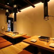 シンプルで落ち着いた雰囲気のお店。店内には足を伸ばしてのびのびと座ることができる掘りごたつ席も完備されており、ゆったりとくつろいで焼肉を楽しめます。