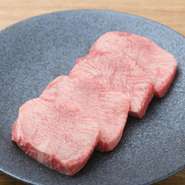 薄切りと厚切りの2種類を楽しめるタン。厚切りタンでは、タンのなかでも最も柔らかく脂ののったタン元を丁寧にトリミング。絶妙な柔らかさとタンならではの歯ごたえを、贅沢な厚切りカットで食せます。