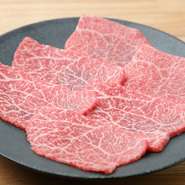 赤身肉のなかでも特に旨みの強い部位を用意。“片面3.9秒”ずつ焼き上げることで、赤身肉の旨みがさらに際立ちます。厳選部位をこだわりのスタイルで満喫してみませんか。